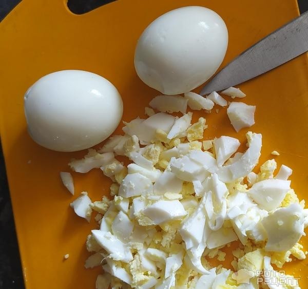 Рецепт: Салат из крабовых палочек с кукурузой и яйцом - с зеленым луком.