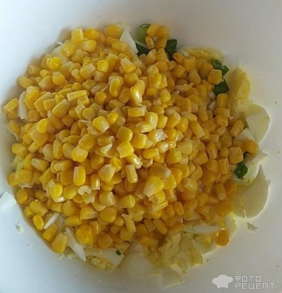 Рецепт: Салат из крабовых палочек с кукурузой и яйцом - с зеленым луком.