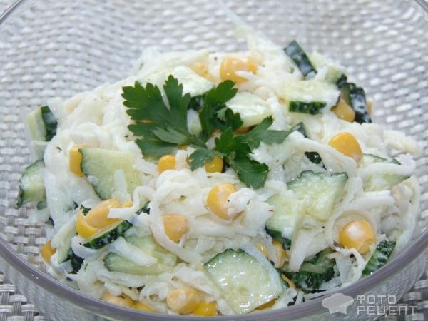 Рецепт: Салат с капустой кольраби - с кукурузой и сметанной заправкой
