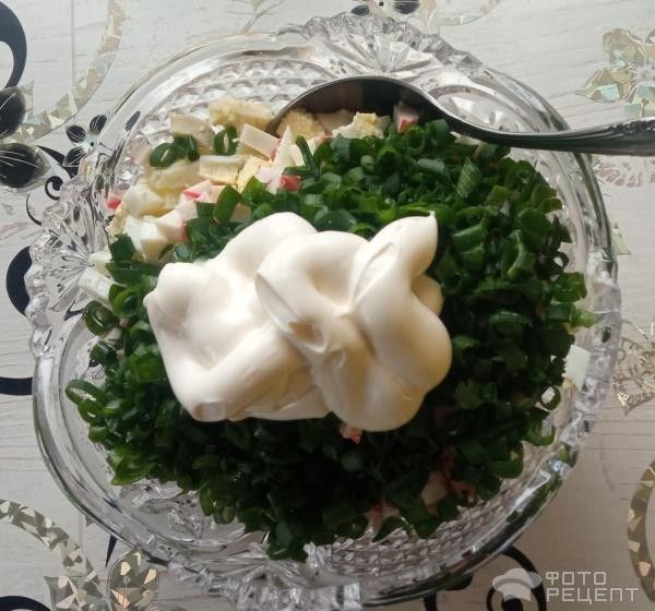 Рецепт: Салат с крабовым мясом и зеленым луком - С добавлением яйца