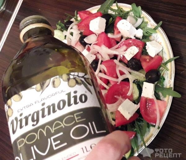 Рецепт: Салат с руколой - С фетаксой, оливками, огурцом и лимонным соком