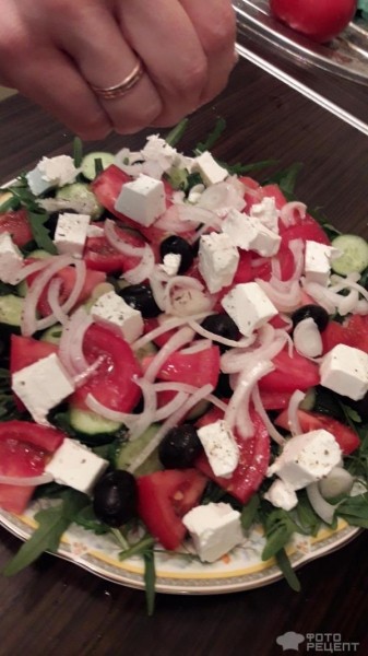 Рецепт: Салат с руколой - С фетаксой, оливками, огурцом и лимонным соком