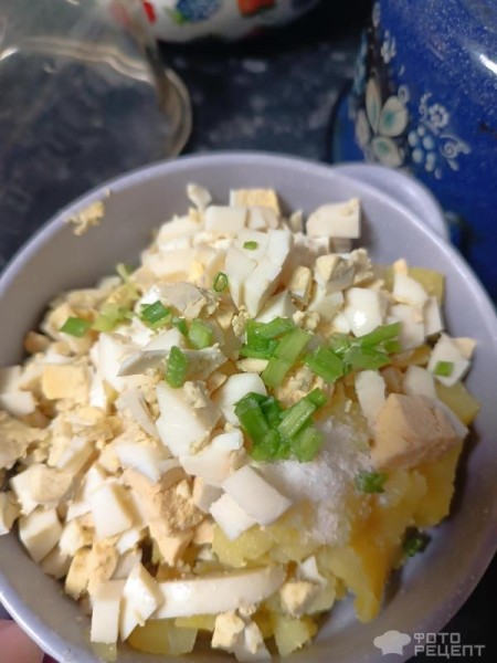 Рецепт: Салат "Сытный" - С фасолью, зелёным луком, картошкой, яйцами