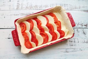 Слоеный пирог с моцареллой и помидорами