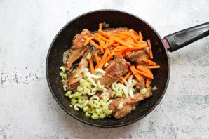 Пряное рагу из утки с картофелем, морковью и сельдереем