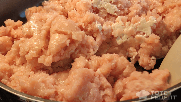Рецепт: Фаршированные блинчики - сочные блинчики с мясом индейки в сливочном соусе