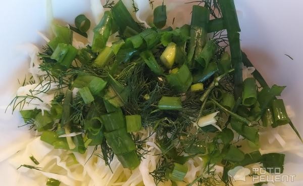 Рецепт: Салат с капустой, огурцами - С болгарским перцем и зеленью.