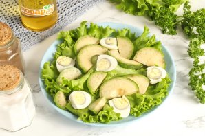 Салат с копчёной рыбой и авокадо