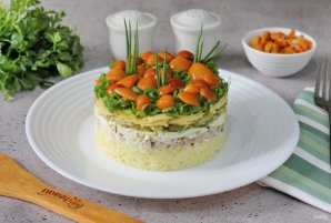 Слоеный салат "Лесная поляна" с маринованными опятами