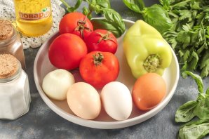 Яичница по-турецки с помидорами