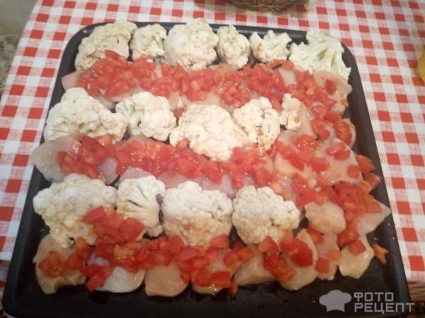 Рецепт: Цветная капуста, запеченная с куриным мясом и помидорами - В духовке