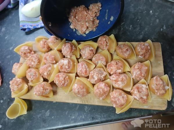 Рецепт: Фаршированные макароны на сковороде - Со сметаной и кетчупом