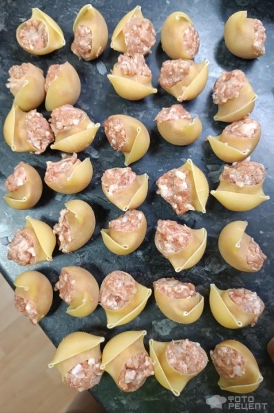Рецепт: Фаршированные макароны на сковороде - Со сметаной и кетчупом
