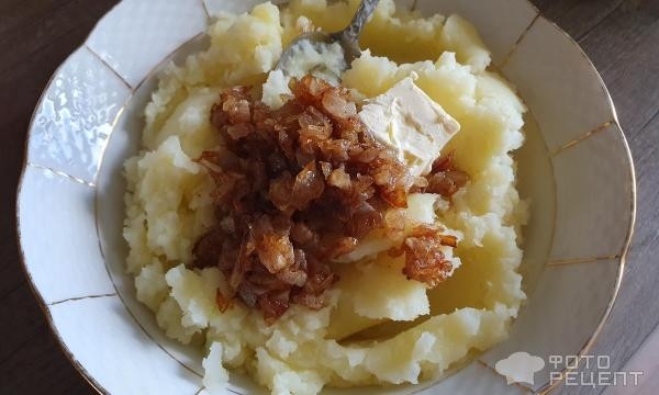 Рецепт: Кыстыбый с картофельным пюре - Лепёшка по-татарски с картофельным пюре и жаренным луком