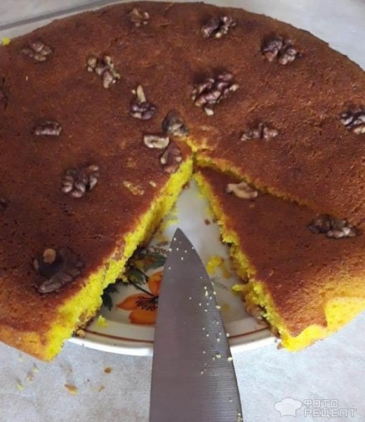 Рецепт: Манный пирог с куркумой и орехами - С изюмом и грецкими орехами