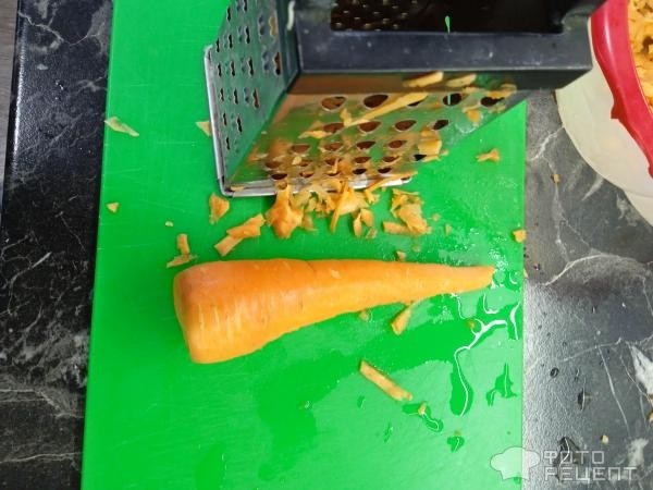 Рецепт: Морковный рулет с творожной начинкой - С помидорами