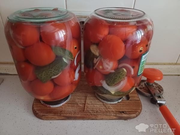Рецепт: Огурцы и помидоры в маринаде - В трёх литровых банках.