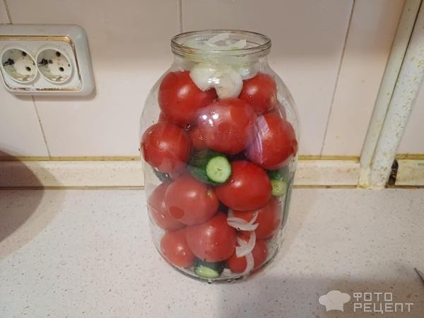 Рецепт: Огурцы и помидоры в маринаде - В трёх литровых банках.