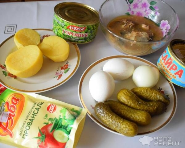 Рецепт: Салат с консервированной сайрой - и маринованными огурцами