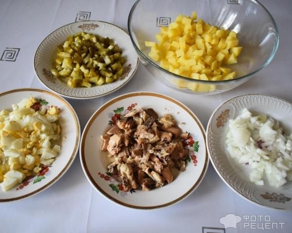 Рецепт: Салат с консервированной сайрой - и маринованными огурцами