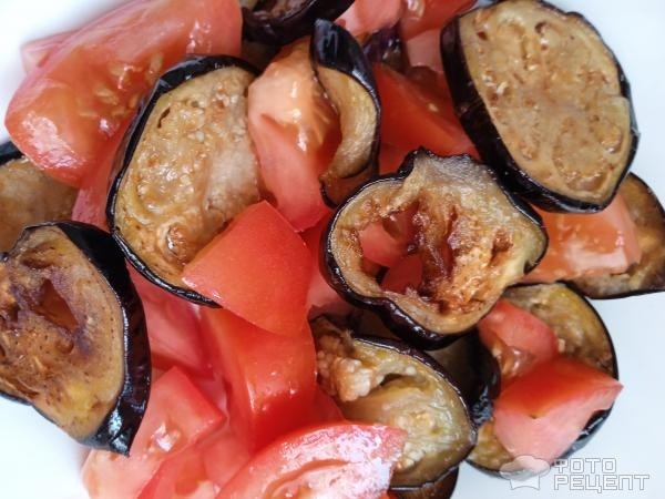 Рецепт: Салат "Вкусный баклажан" - С помидорами и заправкой из огурца: необычно, быстро и очень вкусно
