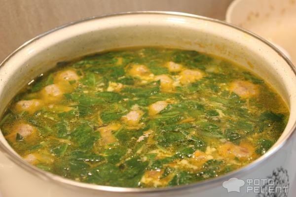 Рецепт: Суп с фрикадельками и шпинатом - с перепелиным яйцом