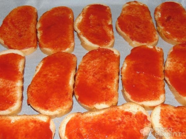 Рецепт: Сытные горячие бутерброды - со шпротами и луком