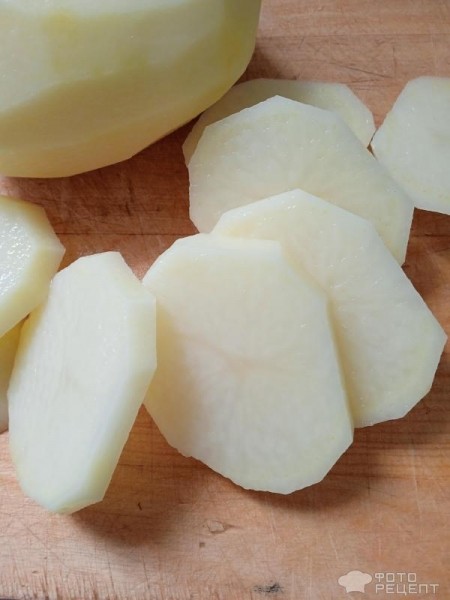 Рецепт: Треска запеченная с картофелем - Под сырной корочкой с помидорами и чесночными стрелками