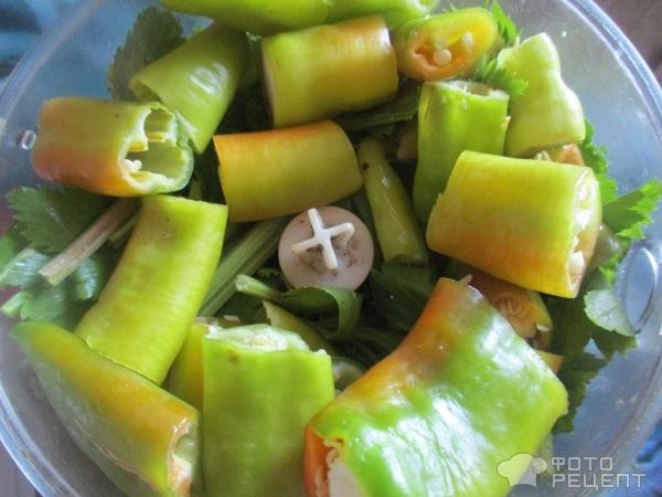Рецепт: Зеленая паста из разной ботвы - с листьями хрена, ботвой моркови и свеклы