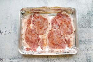 Стейки из свинины с сыром и помидорами в духовке