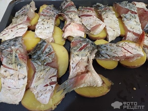 Рецепт: Карп в духовке по-охотничьи - С картофелем.