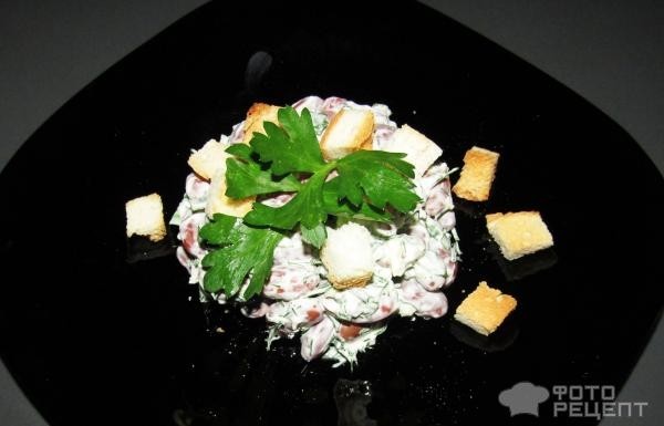 Рецепт: Салат из фасоли с гренками - с чесночком