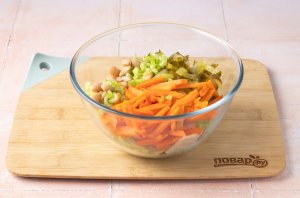 Салат из фасоли, моркови и сельдерея