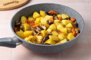 Тушеная картошка с грибами и морковью