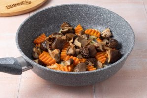 Тушеная картошка с грибами и морковью