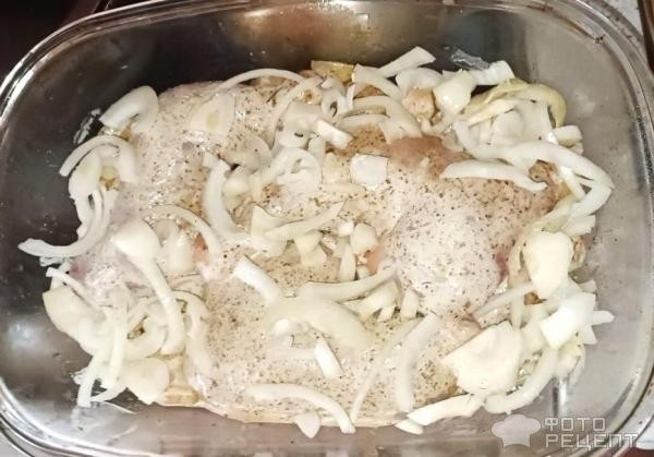 Рецепт: Куриные окорочка запеченные под майонезом - С картошкой, луком и специями с моря