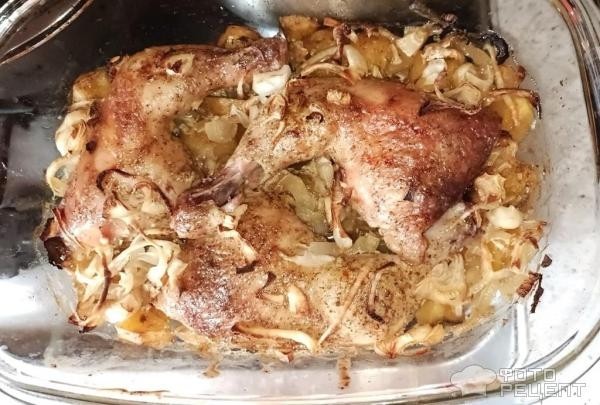 Рецепт: Куриные окорочка запеченные под майонезом - С картошкой, луком и специями с моря