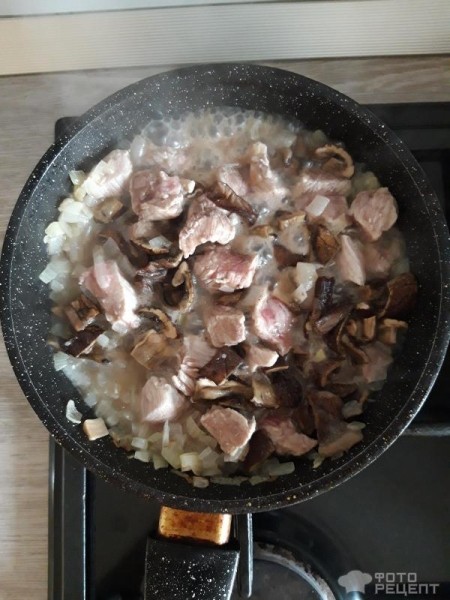 Рецепт: Овощи тушеные с мясом по деревенски - с сушеными грибами на сковороде...