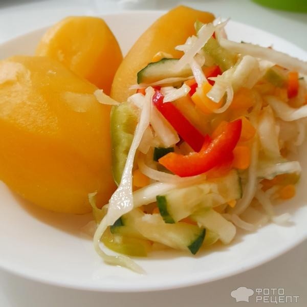 Рецепт: Салат из свежей капусты с болгарским перцем - Яркие краски осени! С яблоком, луком-шалот кукурузой и болгарским перцем.