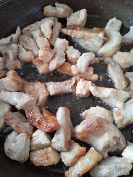 Рецепт: Жареная свиная грудинка с картошкой и луком - По - южному: с помидорами и баклажаном