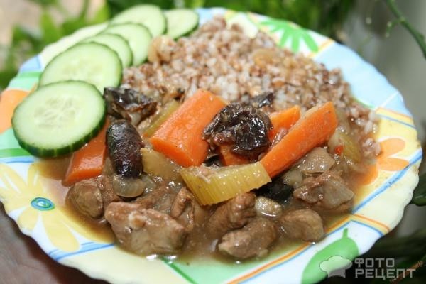 Рецепт: Филе индейки с черносливом - тушеное с овощами