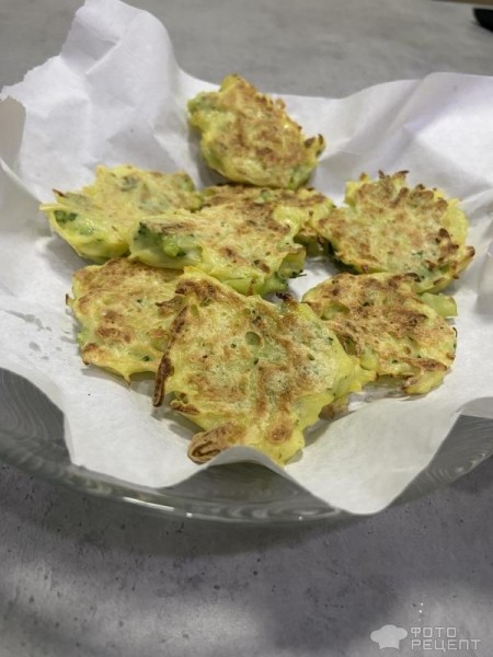 Рецепт: Картофельные драники с брокколи для малыша - С брокколи на сковороде