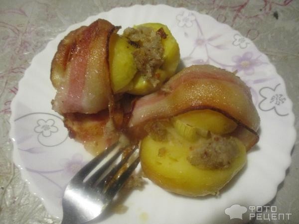 Рецепт: Картошка запеченная в беконе - с начинкой из сала с чесноком