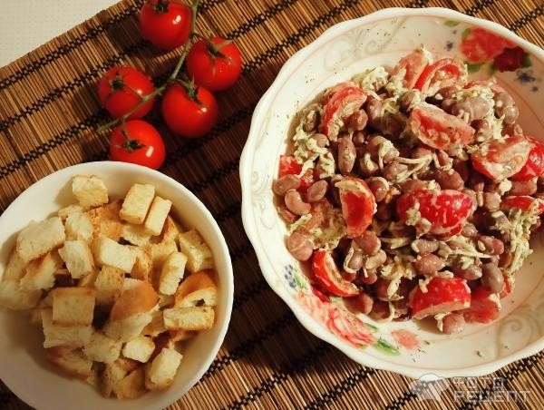 Рецепт: Салат с фасолью - С сухариками