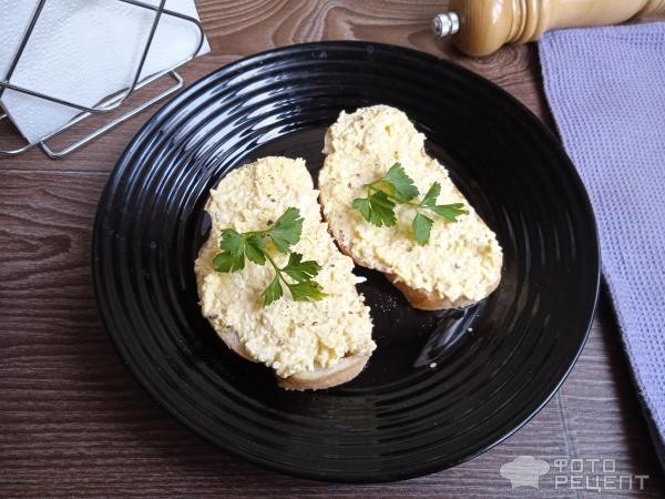 Рецепт: Салат с плавленным сыром и чесноком - и яйцами