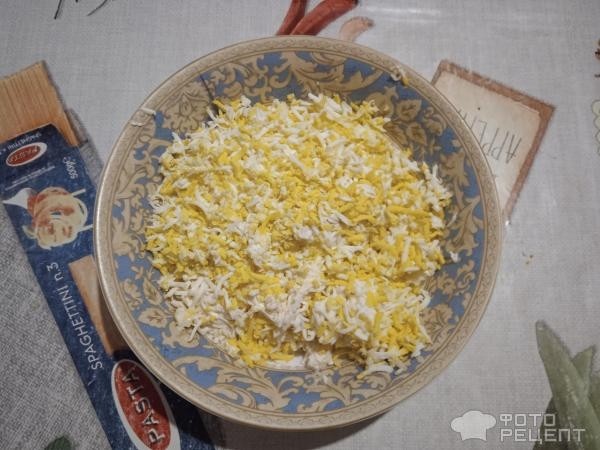 Рецепт: Салат с плавленным сыром и чесноком - и яйцами