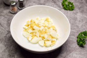 Салат "Фантазия" с яйцами и сыром