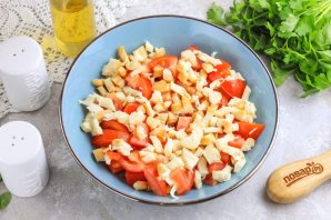 Салат с копченым сыром и помидорами