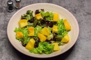 Салат с семгой и манго