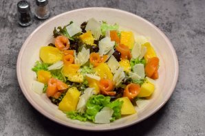 Салат с семгой и манго